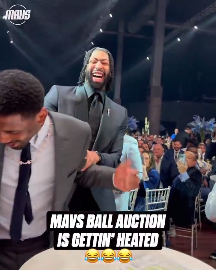 Kyrie takes the Mavs Ball auction 𝒗𝒆𝒓𝒚 seriously 🫡 The Kroger Co. ShiftKey // #MFFL #MavsBall