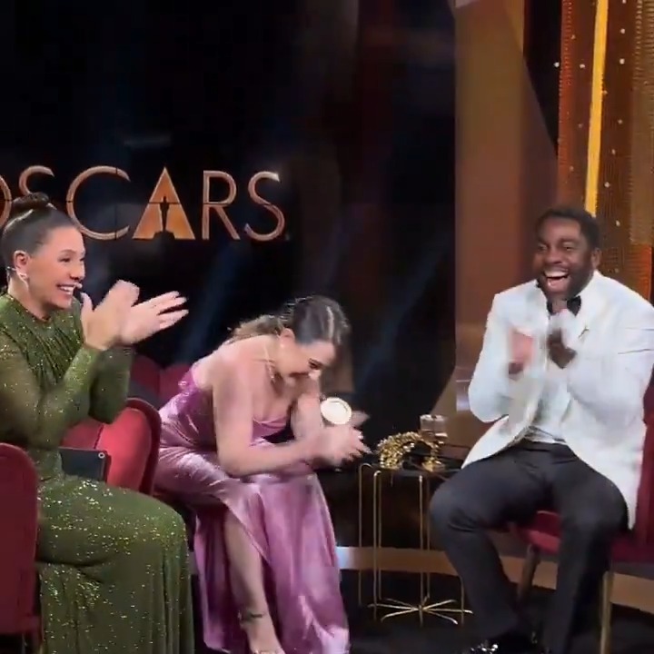Vamos falar de coisa boa? Ganhamos Melhor Filme Internacional e vamos dormir com esse sentimento aqui dos comentaristas ❤️🥹 #Oscars