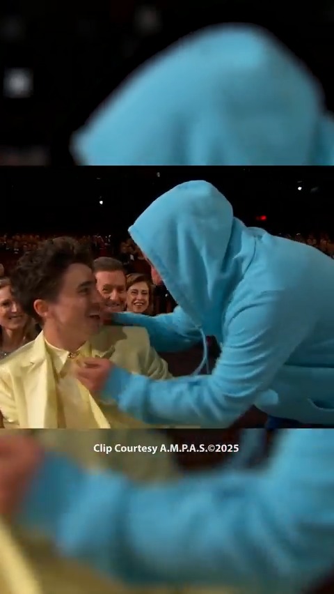 One of the most iconic moments of the 2025 #Oscars: #AdamSandler showing up in a *casual* outfit and yelling "CHALAMET!" 😂 🎥: Clip Courtesy A.M.P.A.S.©2025