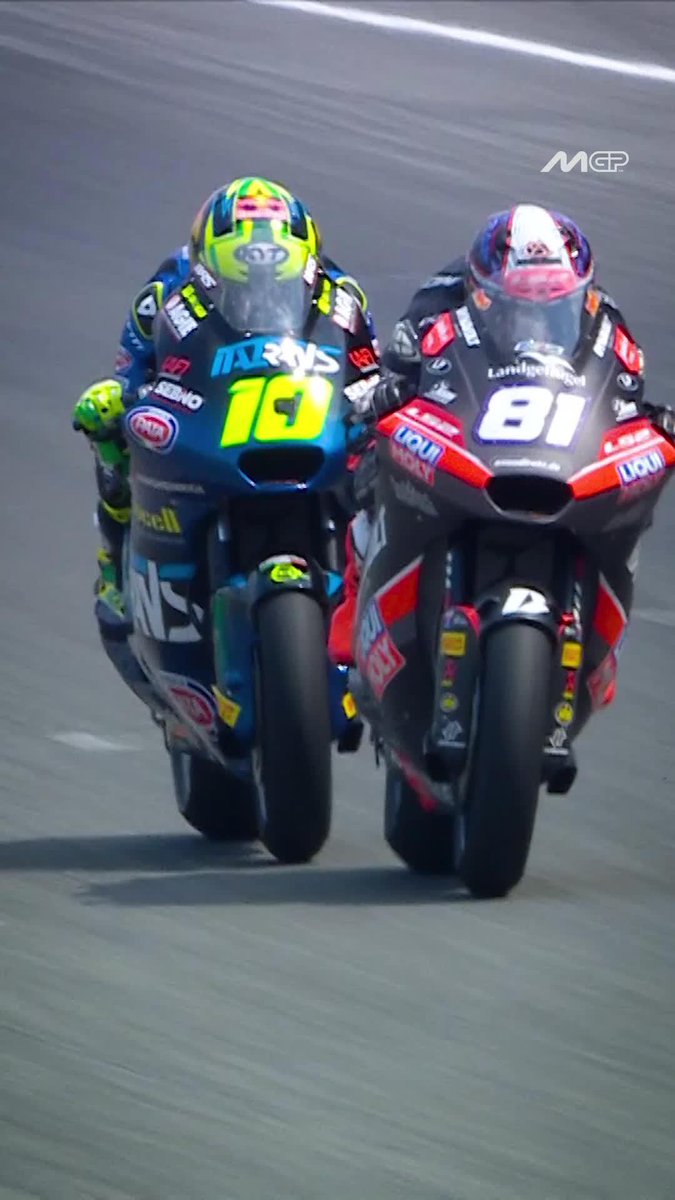 No doubting that Senna Agius and Diogo Moreira were ALL IN for that #Moto2 podium 🔥 #ThaiGP 🇹🇭