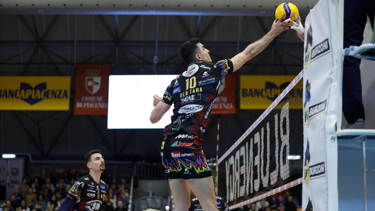 SUPERLEGA 🇮🇹: PIACENZA 1-3 PERUGIA Perugia wrapped up the preliminary phase in style, securing a solid four-set victory over Piacenza on the road. Check out the best moments! 🏐 #SuperLega #Volleyball #Pallavolo