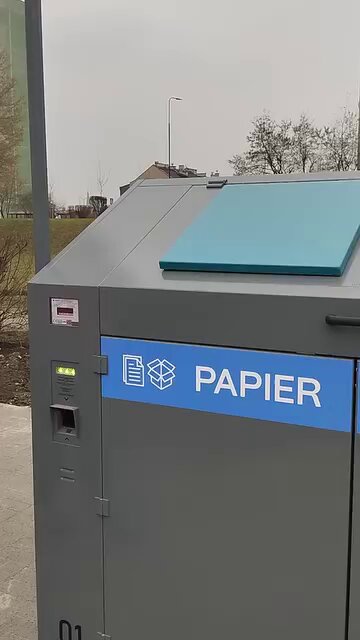 Co się pobiera w tle, co się za naszych czasów zaczyna W kilku miastach Polski instalowane są "inteligentne śmietniki" Mieszkaniec otrzymuje naklejki z kodem QR do nalepiania na workach. Przed wyrzuceniem worka trzeba taką naklejkę zeskanować czytnikiem, który jest wbudowany w śmietnik. Dopiero wtedy otworzy się wybrana klapa.