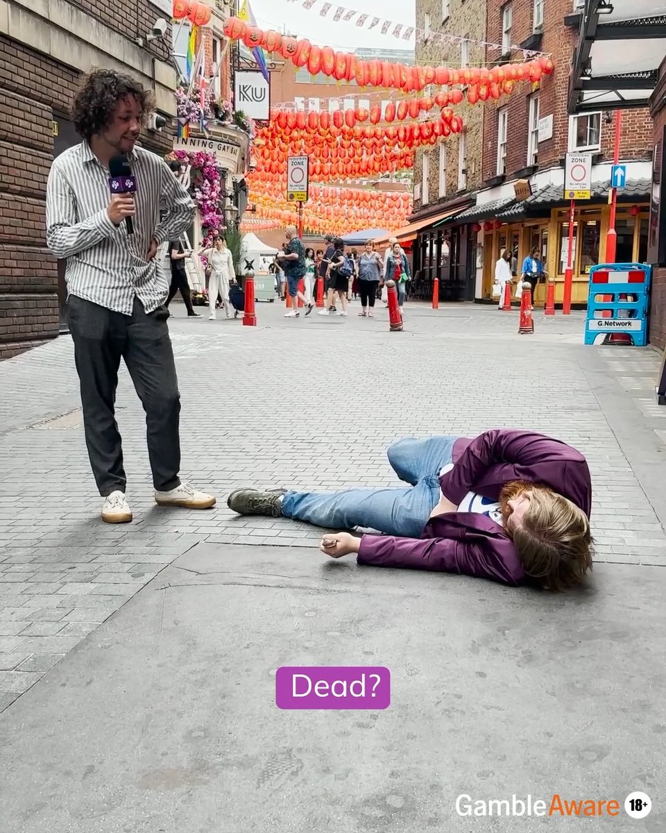 😲 We have to give it to Andy, he takes 𝐜𝐡𝐚𝐫𝐚𝐝𝐞𝐬 𝐯𝐞𝐫𝐲 𝐬𝐞𝐫𝐢𝐨𝐮𝐬𝐥𝐲! 😲⁣ ____________⁣⁣⁣⁣⁣⁣⁣⁣ #StreetCasino #funchallenges #charades #StreetsofLondon #partygames