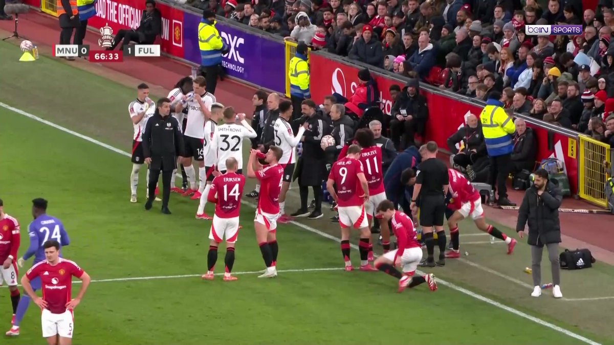 🌙🔊 خلال مباراة مانشستر يونايتد وفولهام ضمن كأس الاتحاد الإنجليزي. أوقف الحكم المباراة مع حلول وقت آذان المغرب لمنح الفرصة أمام المغربي نصير مزراوي للإفطار، مشهد أصبح علامة مميزة في ملاعب إنجلترا في شهر رمضان من كل عام.. #كأس_الاتحاد_الإنجليزي #مانشستر_يونايتد #نصير_مزراوي