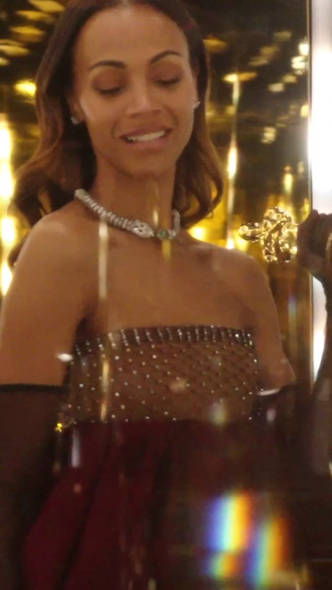 She sparkles, she shimmers, she wins! Zoe Saldaña is Best Supporting Actress at the 97th #Oscars.