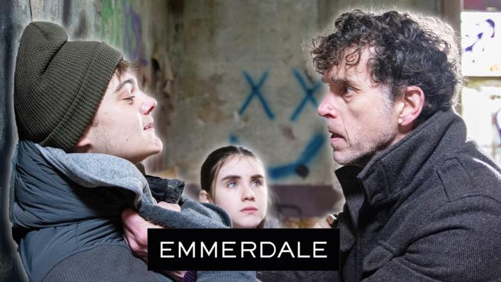 April just wanted to see her friend 😨 #Emmerdale
