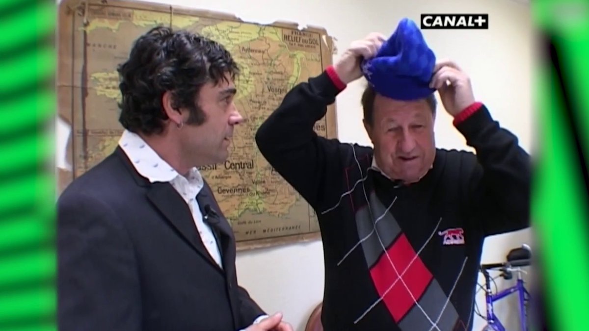 Comment enfiler un bonnet ? Si vous ne saviez pas, Guy Roux vous l'explique 🍿 Le Vintage Football Club, tous les lundis dans Jour de Foot dès 20H sur CANAL+FOOT 🖥️