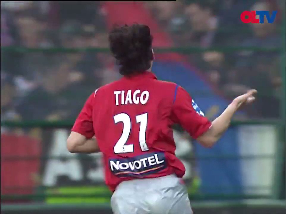 Il y a pile 18 ans, Tiago inscrivait cette 𝙈𝙀𝙍𝙑𝙀𝙄𝙇𝙇𝙀 dans le derby à Saint-Etienne 🤯❤️💙 (Olympique Lyonnais)