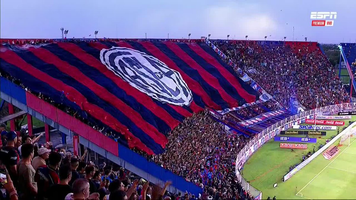 LA LLUVIA NO DETIENE TANTA PASIÓN: LOCURA DE RECIBIMIENTO PARA SAN LORENZO. 📺 ESPN Premium | Suscribite al Pack Fútbol en