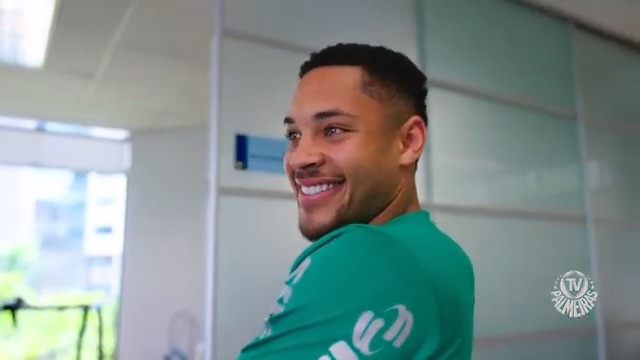 Os detalhes que só a TV Palmeiras Sportingbet mostra pra vocês: veja como foi a chegada de Vitor Roque ao Brasil nesta segunda-feira. Amanhã é dia de conhecer a Academia de Futebol! ➤ Spoiler, Tigrinho: é increíble! ✨😂