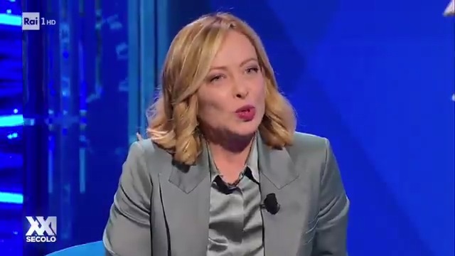 - "Presidente, due domande personali. Tranquilla, non la metterò in difficoltà. Ha un inglese fluently, dove andrebbe in vacanza? [...] Ha seguito Sanremo?" - "Mi è piaciuto. Finalmente un Festival con la musica e senza soloni che fanno monologhi" #xxisecolo