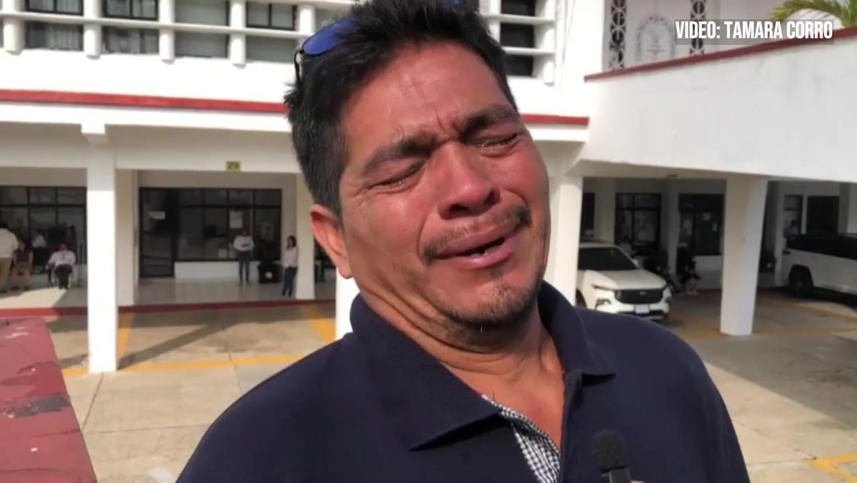 Alfredo Herrera pidió a la gobernadora de #Veracruz, Rocío Nahle, justicia por el asesinato de su hijo en una masacre dentro de un taller mecánico en #Coatzacoalcos. Acusa que lleva tres días sin poder enterrar a su hijo por irregularidades de la Fiscalía estatal: