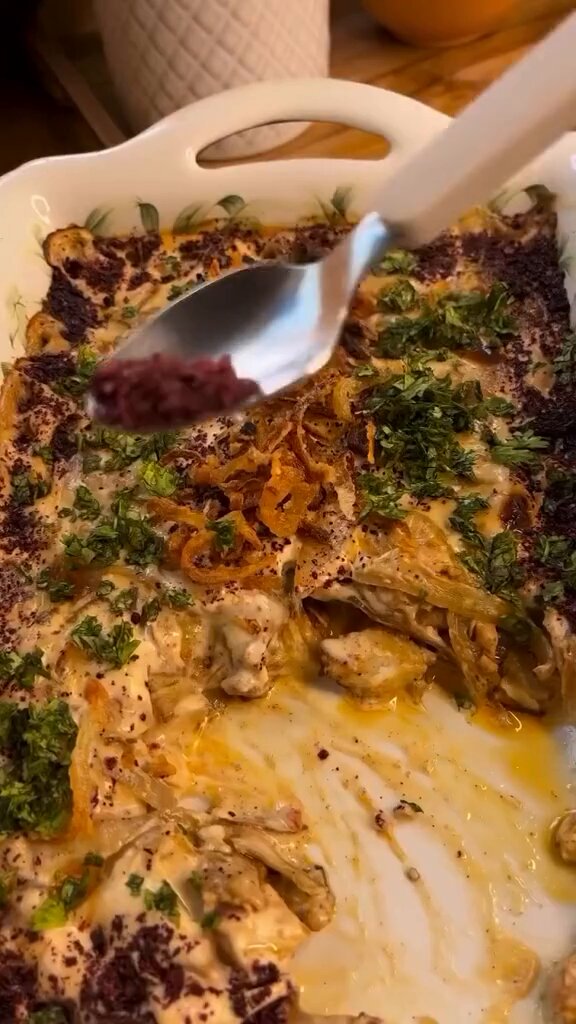 صينية شاورما شفتها وانا ابحث عن طبق سهل لفطور رابع يوم رمضان قررت اسويها خلاااص اليوووم .. لذيييذة مرة وسهلة قد سويتها وماتوا عليها اهلي 🤤🌙✨