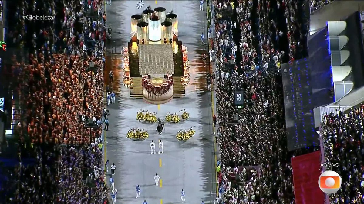 Chegada impactante da Beija-Flor com sua comissรฃo de frente homenageando Laila! โจ #Globeleza