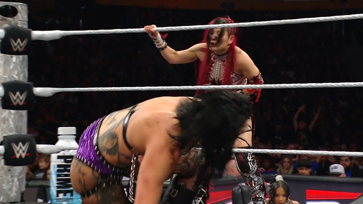THIS IS AWE-SOME! 👏👏 👏👏👏 #WWERaw