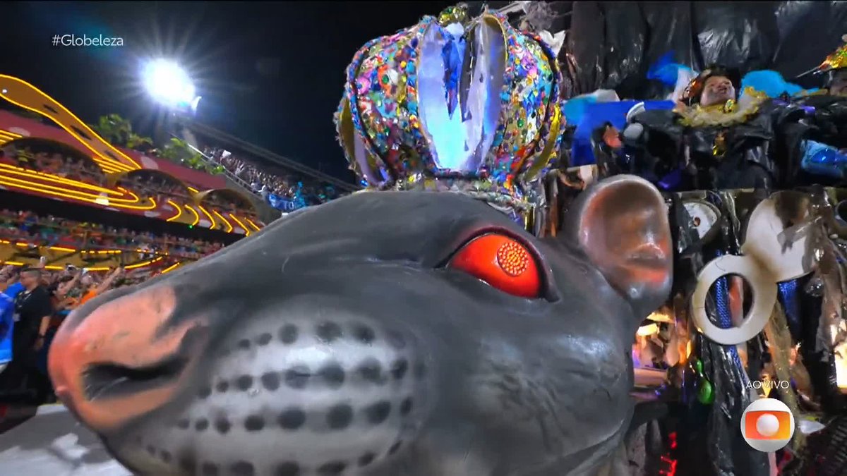 "Mesmo proibido olhai por nós." A Igreja Católica censurou a imagem do Cristo Redentor no desfile Ratos e Urubus de Joãozinho 30 na Beija-Flor e nao tinha ideia que estaria ajudando a criar um marco no Carnaval carioca. #Globeleza