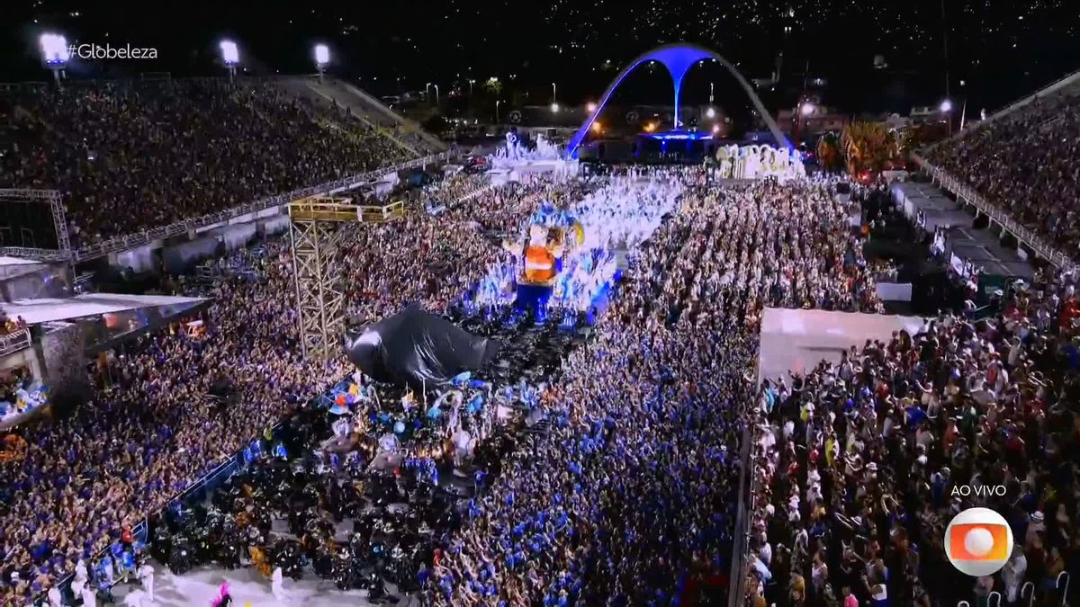 Beija-Flor fez um desfile digno de campeã. Tudo perfeito. As alegorias de luxo, o samba empolgando todo mundo que cantou junto a plenos pulmões, a homenagem ao Laíla, a despedida do Neguinho e a história da própria escola sendo contada. #Globeleza