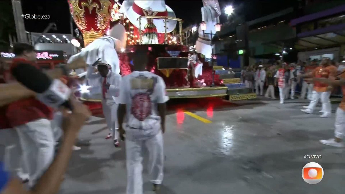 "O Salgueiro consultou a entidade e Zé Pilintra pediu pro primeiro casal de mestre-sala e porta-bandeira voltar no último carro da escola." #Globeleza