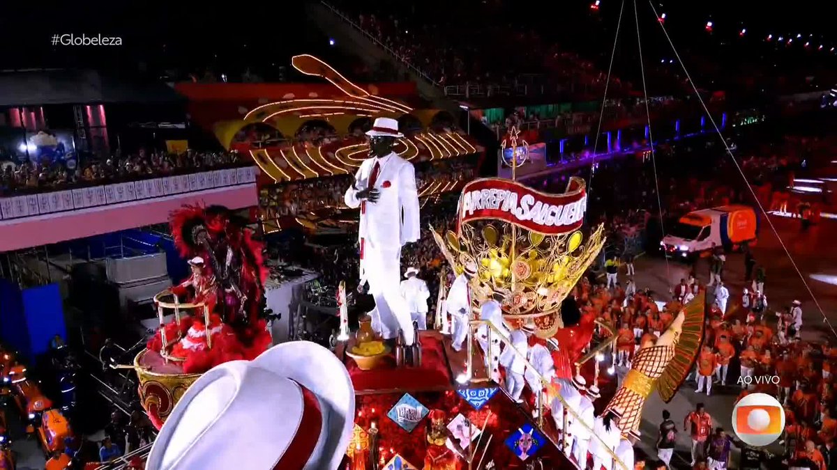 O Salgueiro encerra seu desfile exaltando Quinho através do seu inesquecível grito de guerra: “Arrepia Salgueiro!”. (🎥: Reprodução | TV Globo 📺)