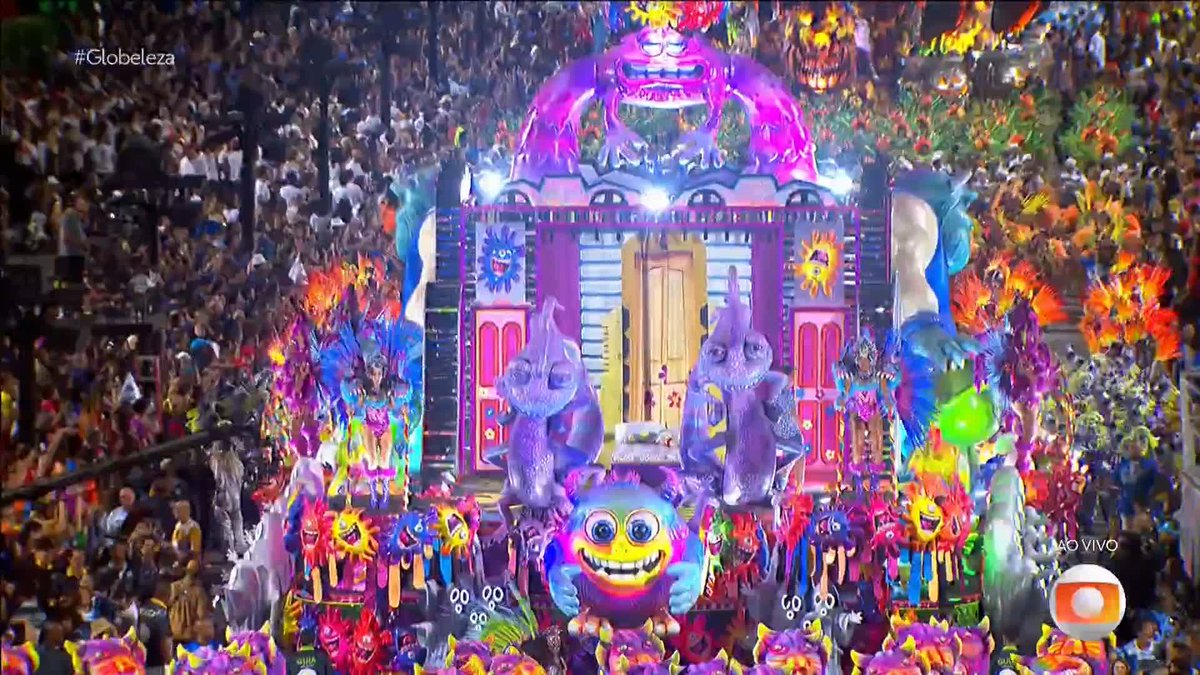 Lindo o carro da Vila Isabel com referência ao filme Monstros S.A. #Globeleza