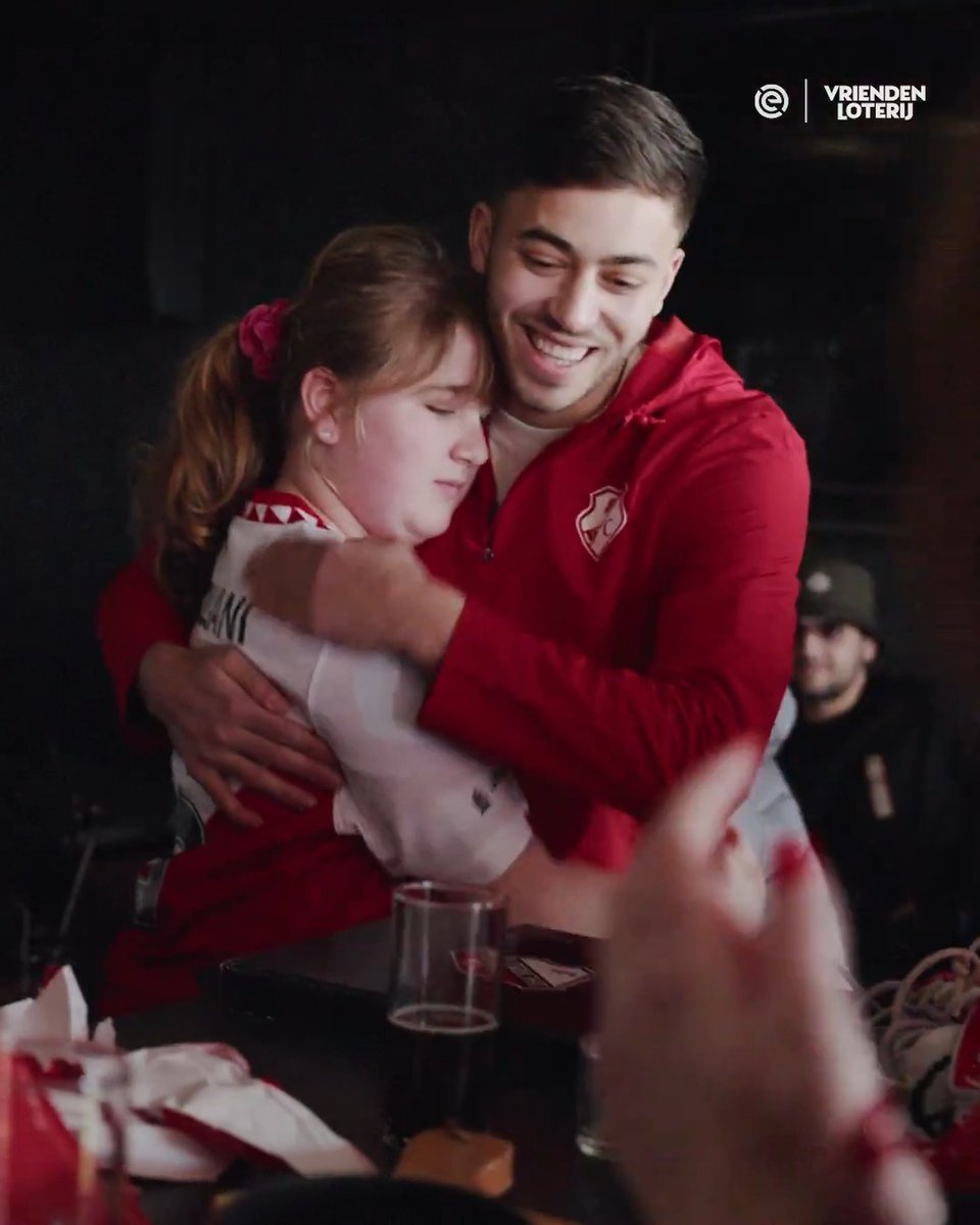Noa's (10) droom komt uit bij FC Utrecht: een knuffel van El Karouani ❤️🤍 #VoetbalGeeft | VriendenLoterij