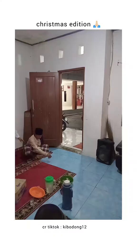 Entah amalan nya apa hingga peci nya berkelap kelip