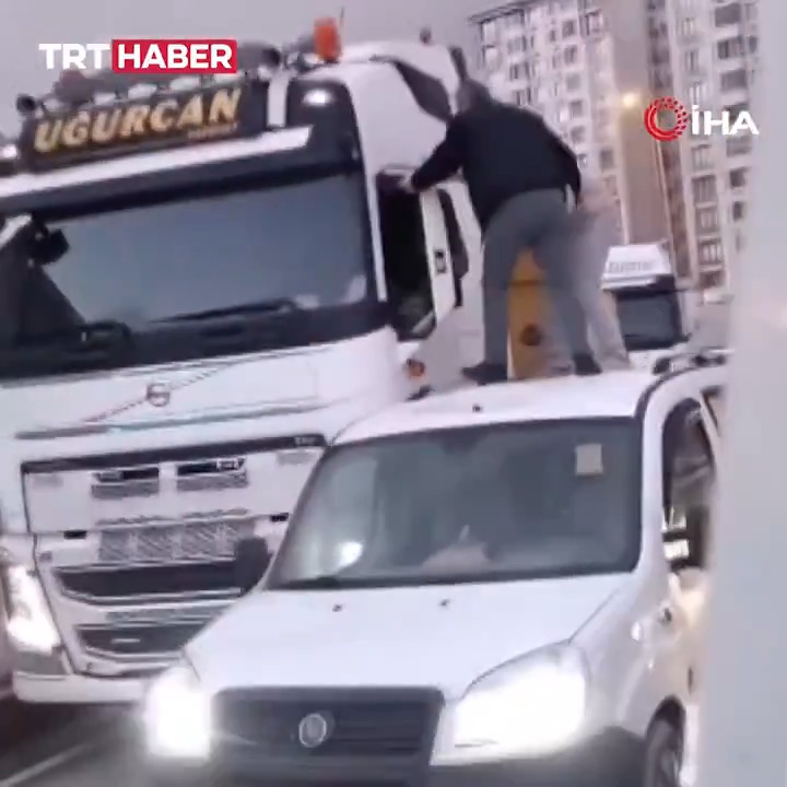 Yol verme tartışmasında tır şoförüne saldırmak için aracın üzerine çıktılar. 📍İstanbul Esenyurt