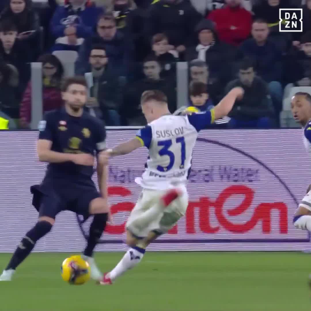 Wenn der VAR das schönste Tor deines Lebens zurücknimmt 🫠 #DAZNmoment Die #SerieA gibt's grad für 9,99 Euro live auf DAZN: 🙌