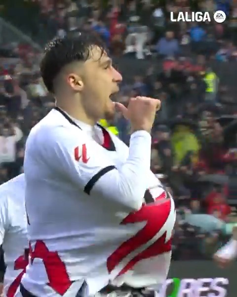 📐 Un gol por la escuadra. 👶 Una celebración especial. ⚡🔝⚽ ¡𝐆𝐎𝐋𝐀𝐙𝐎 de Andrei Ratiu en el #RayoSevillaFC! #LALIGAEASPORTS | #LALIGAHighlights