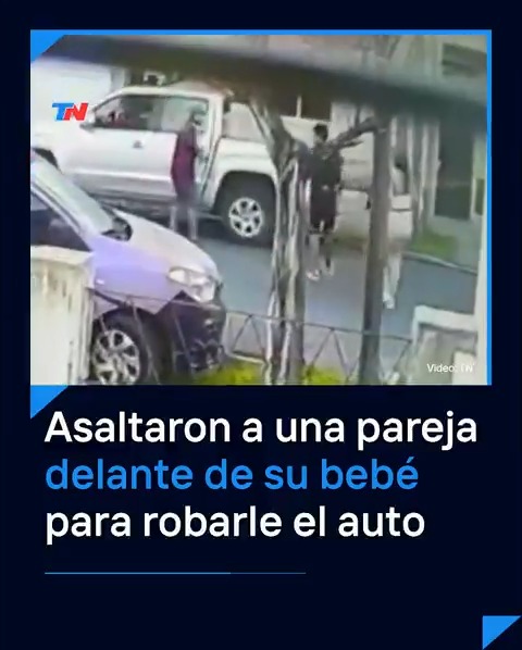 A PUNTA DE PISTOLA Y DELANTE DE SU BEBÉ I Cuatro delincuentes sorprendieron a una pareja que llegaba a su casa de Aldo Bonzi, en el partido de La Matanza, con su bebé para robarle el auto. El vehículo todavía no apareció y tampoco atraparon a los ladrones.