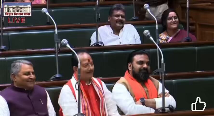 विजय सिन्हा की धुलाई देखने में अलग सुकून है।😅