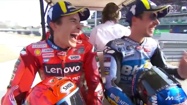 "Primero y segundo, ¡tío!" Marc Márquez y Alex Márquez no se podían ni creer lo que habían conseguido en Tailandia 🥹 #CodigoMotoGP, GRATIS en DAZN 🔗