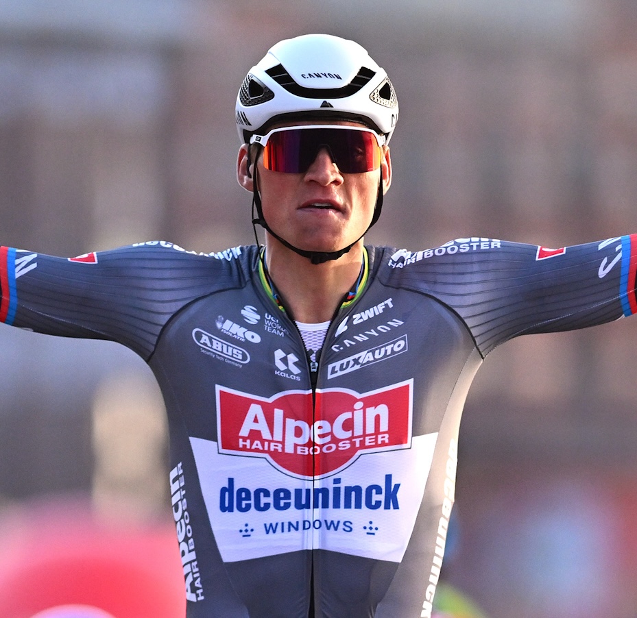 🤯🚀 𝐒𝐎𝐁𝐑𝐀𝐃Í𝐒𝐈𝐌𝐎 Mathieu Van der Poel abre su 2025 con victoria en #LeSamyn. ¡Hace lo que quiere! 📺 Lo viste en #LaCasaDelCiclismo: @Eurosport_es y Max España 🎙️ Juan Clavijo