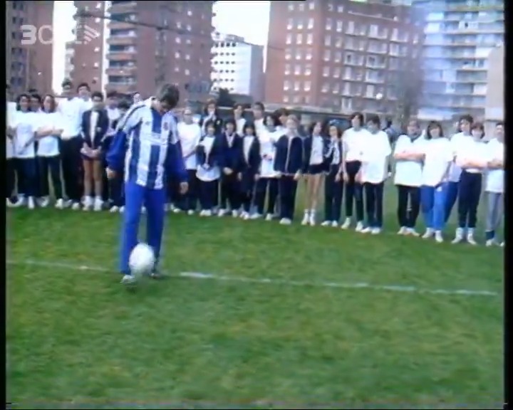 El febrer de l'any 1987 l'alcalde de Barcelona, Pasqual Maragall, vestit amb l'equipació de l'Espanyol, va marcar tres penals al porter Thomas N'Kono