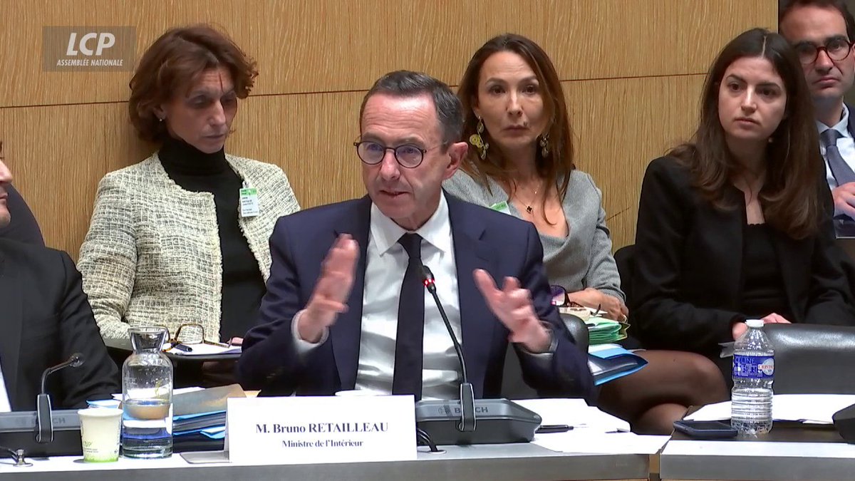 Messageries chiffrées : "Il n'y a pas d'affaiblissement du chiffrement" et "ce n'est pas une mesure massive", assure Bruno Retailleau. "Ce n'est pas une solution 'back door', où on crée une faille où à tout moment un service peut s'infiltrer." #DirectAN #Narcotrafic