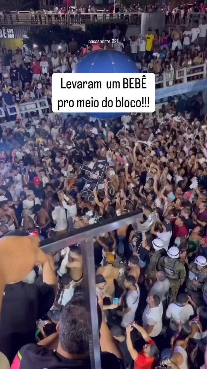 GENTE? Pais irresponsáveis levam bebê para bloco de carnaval!