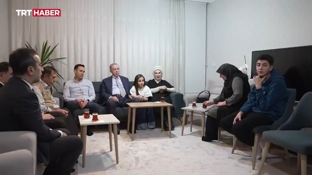 Cumhurbaşkanı Erdoğan ve eşi Emine Erdoğan, iftarda Murat ve Alime Fidan ailesinin sofrasına konuk oldu.