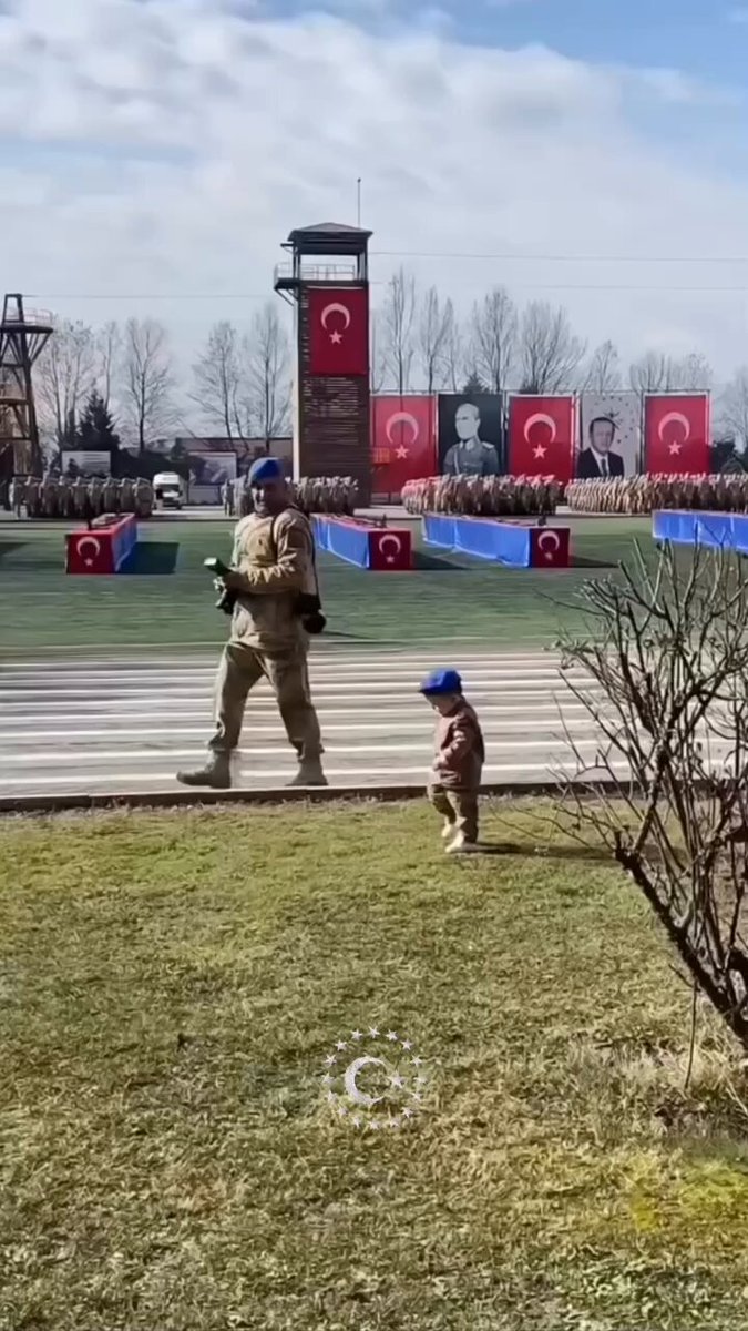 ⚪️ "Her Türk asker doğar" sözünü doğrulayan üniformalı minik çocuk; 🇹🇷