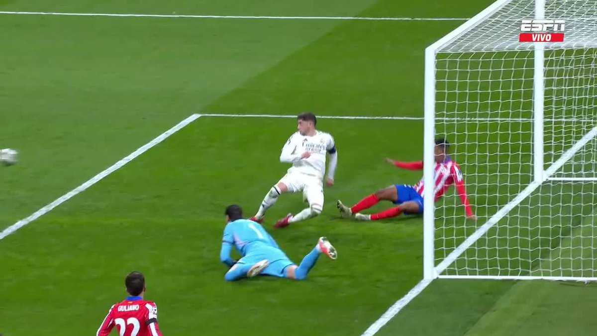 ¡SAN VALVERDE! Providencial quite del uruguayo tras una gran jugada de Simeone. El #RealMadrid se salvó de milagro ante #AtléticoMadrid. ▶️ Más 🏆 #ChampionsLeague en #DisneyPlus