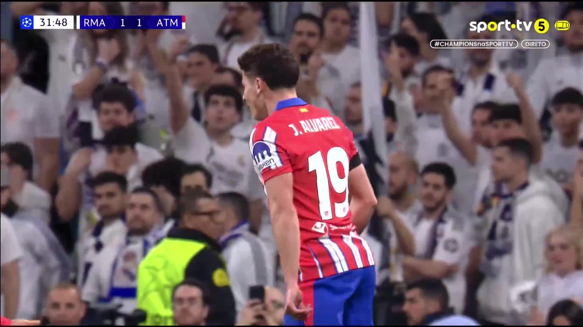 Levantei-me do sofá para aplaudir este golo do Julián Alvarez.