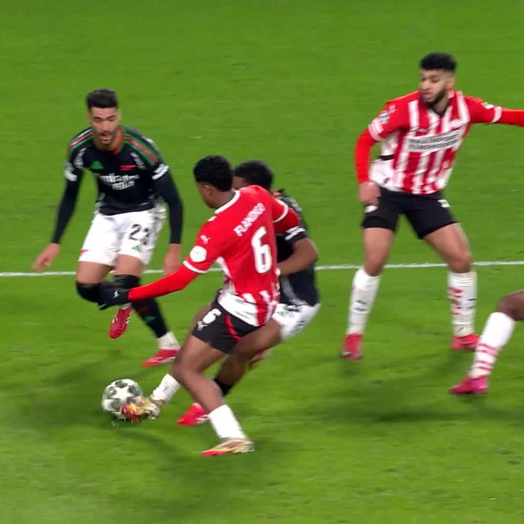 und dann beschweren wir uns wieder, dass das Gameplay in EA FC unrealistisch sei 😭