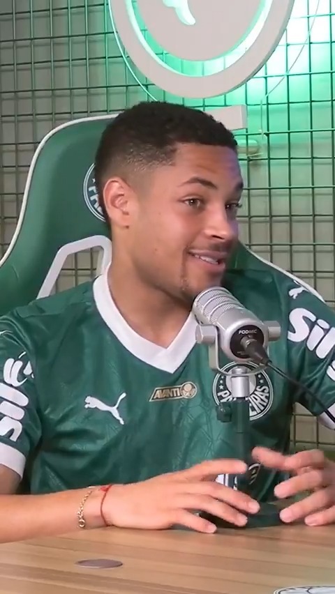 Episódio especial do Palmeiras Cast, ok? 🐯 Pra receber nosso novo atacante, um bate-papo exclusivo com Vitor Roque, às 18h05! 🎙️ ➤