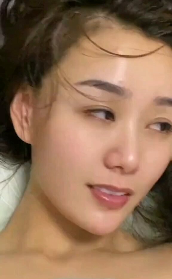 她看上去很享受，格外迷人～