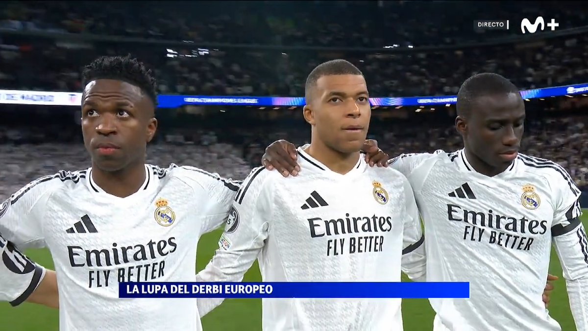 Un grandioso mosaico y un emotivo minuto de silencio... mancillado por los pitos de la zona visitante 🤦🏻♂️ #LaCasaDelFútbol #UCL