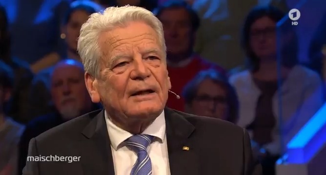 „So zu tun, als bräuchten wir keine Soldaten, ist genauso abenteuerlich, als wenn wir denken, wir bräuchten keine Polizisten. Das Böse ist in der Welt.“ – Bundespräsident a. D. Joachim #Gauck zur #Sicherheit in Europa. #maischberger Das Erste