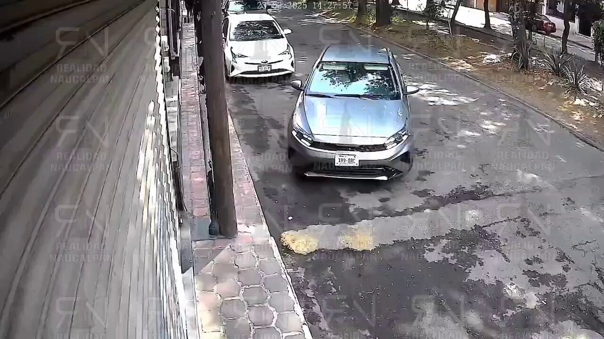 #Inseguridad en #Naucalpan A mano 🅰️RⓂ️🅰️D🅰️ roban camioneta en San Juan Totoltepec Ciudad Naucalpan / Gobierno Municipal 2025-2027. Policía Municipal de Naucalpan Secretaría de Seguridad del Estado de México C5 Estado de México Gobierno de México Isaac Montoya Delfina Gómez A. Imagen Televisión Telediario CdMx Foro Milenio Azteca Noticias adnnoticiasmx Aristegui Noticias Julio Astillero Carlos Jiménez