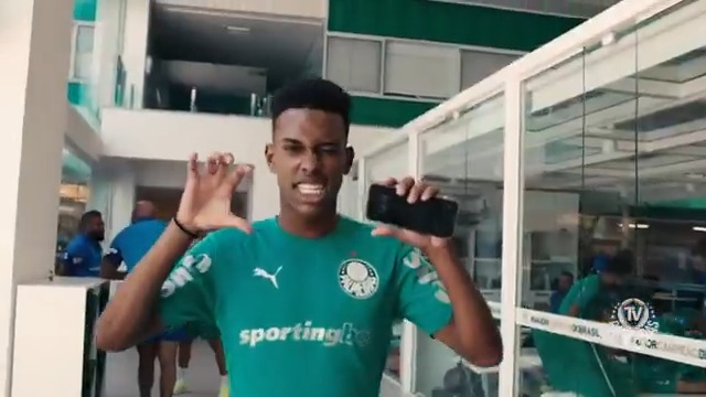 O porquê do apelido Tigrinho? Você vai descobrir agora! 🫵🐅 Assista à entrevista concedida por Vitor Roque à TV Palmeiras Sportingbet! 🎥 ➤