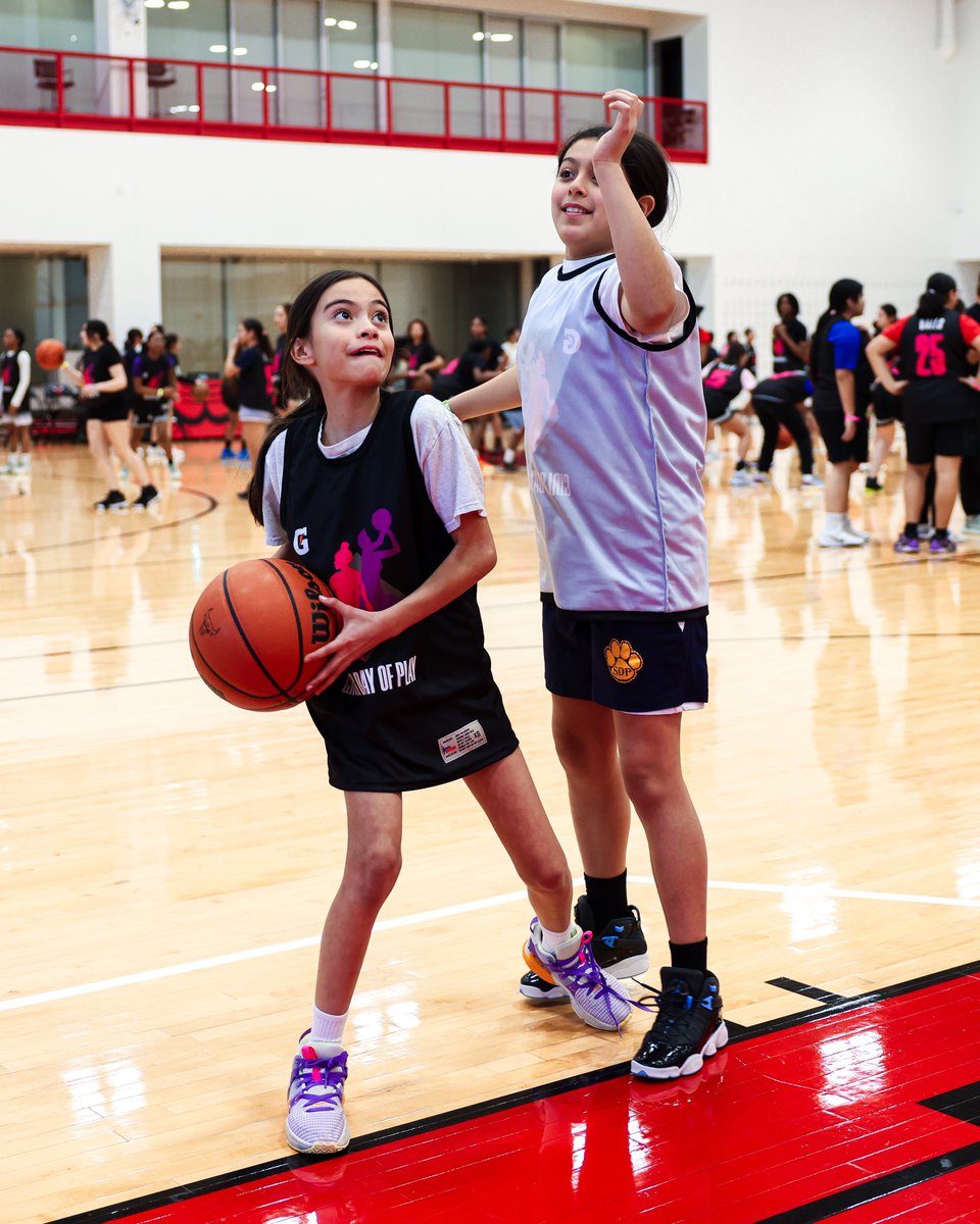 “When girls have the opportunity to play, they have the power to lead.” To begin #WomensHistoryMonth, we welcomed 150 young hoopers to the Girls’ Day of Play clinic - fueled by Gatorade’s Equity in Sports initiative. The future of the game is in good hands!