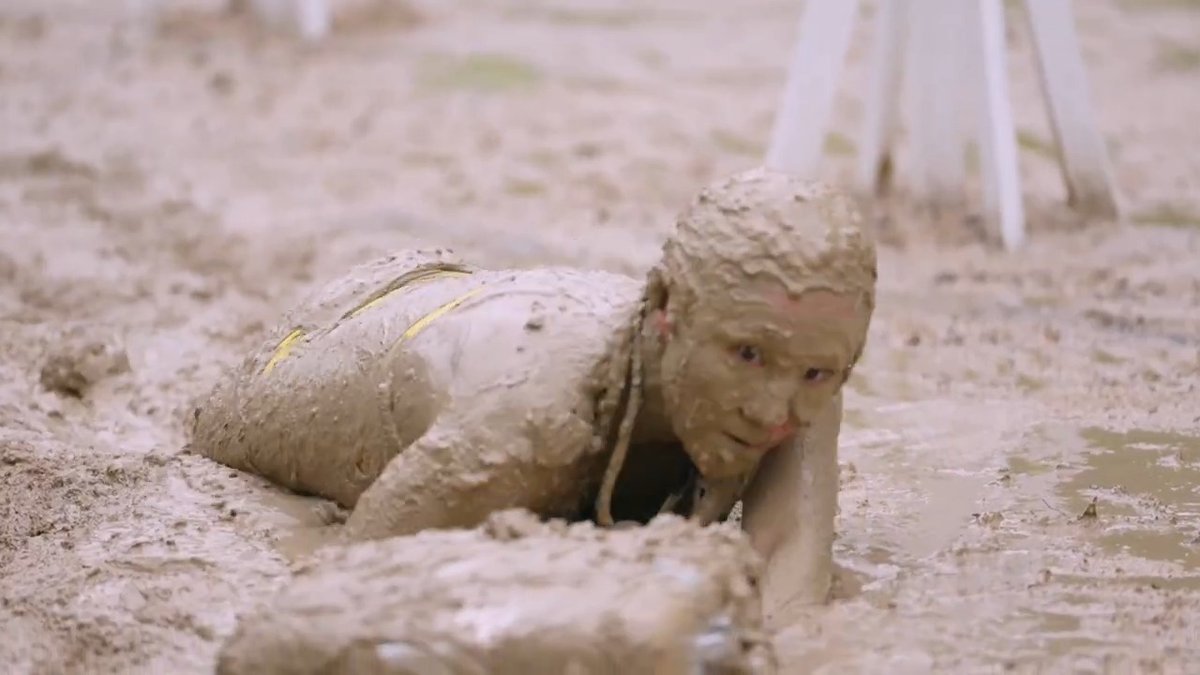 my jaw was dropped the ENTIRE TIME! the way ck managed to get herself through the quicksand is CRAZY!? 😵😵😵 #DealOrNoDealIsland #DONDI