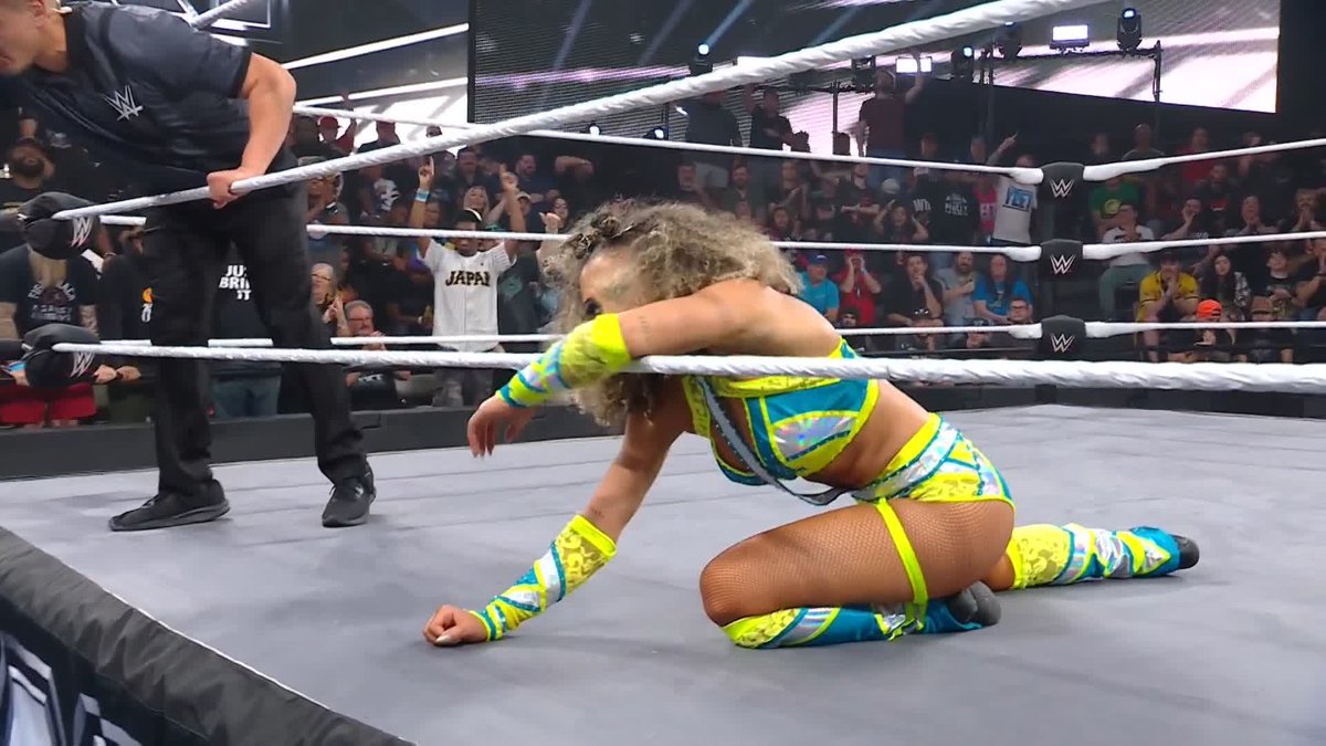😱 😱 😱 What a move from Kelani Jordan! #WWENXT